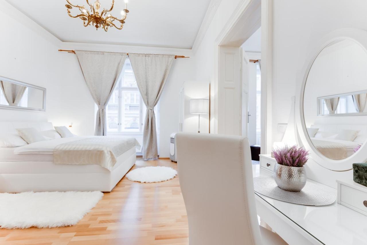 Wenceslas Square Royal Apartment Prague Exterior photo